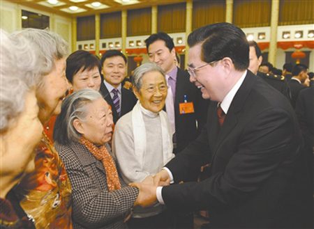 李克強：試點示范醫(yī)養(yǎng)結(jié)合 保障老有所醫(yī)老有所養(yǎng)