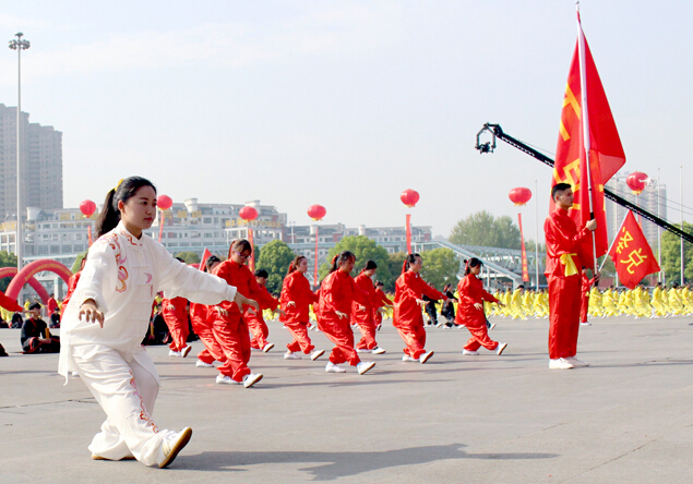 第八屆世界養(yǎng)生大會召開，學(xué)生及愛好者表演“千人五禽戲”