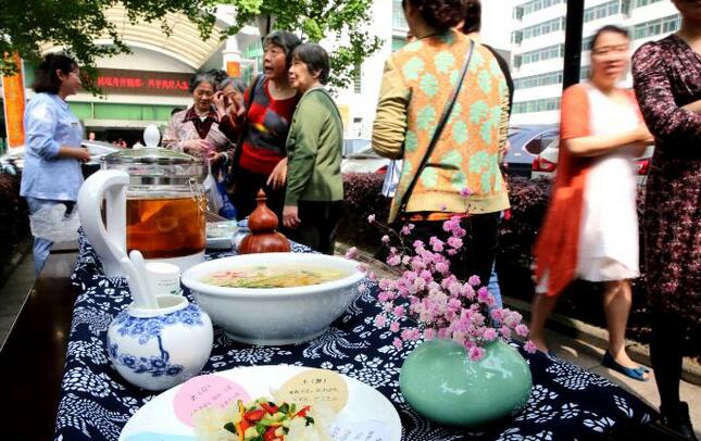 藥食同源 天使有愛——湖州市中醫(yī)院舉行迎護士節(jié)天使送藥膳活動