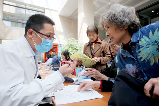 浙江省中醫(yī)院組織開展系列講座及大型義診活動