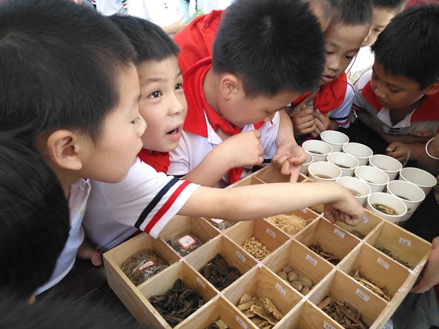 江西中醫(yī)藥大學在江西省廣昌縣實驗小學掛牌成立中醫(yī)藥文化宣傳教育基地