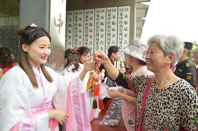 江西中醫(yī)藥大學(xué)附屬醫(yī)院舉辦中藥香囊科普宣傳志愿活動