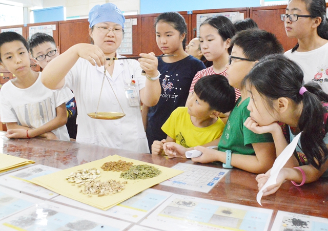 浙江省寧波市鄞州區(qū)人民醫(yī)院開展小小中藥師職業(yè)體驗(yàn)活動(dòng)